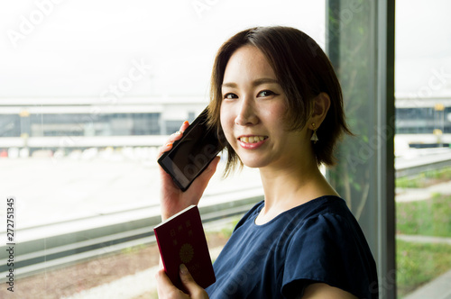 Free Download 空港で知人に連絡入れる女性 - GFXLoad