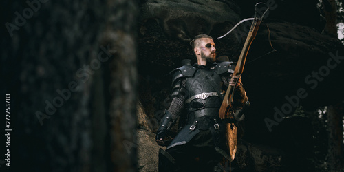 Fotografia Knight with sword and crossbow
