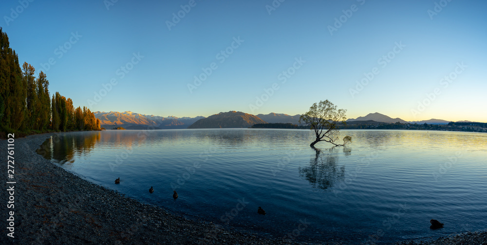 Obraz premium Scenic peaceful of lake wanaka in the morning, One of the places of tourist attraction in New Zealand.