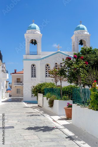 Fototapeta Naklejka Na Ścianę i Meble -  The streets of the town of Chora (Cyclades, Andros Island, Greece).