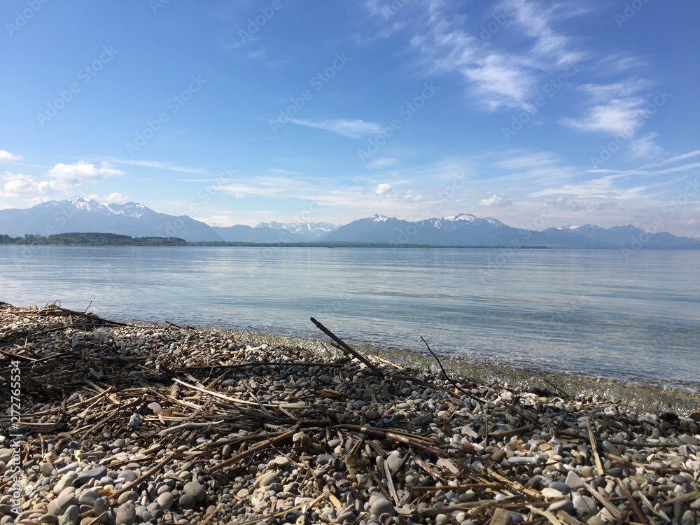 Strand am Ammersee in Herrsching vor einem Alpenpanorama Strand am Ammersee in Herrsching vor einem Alpenpanorama