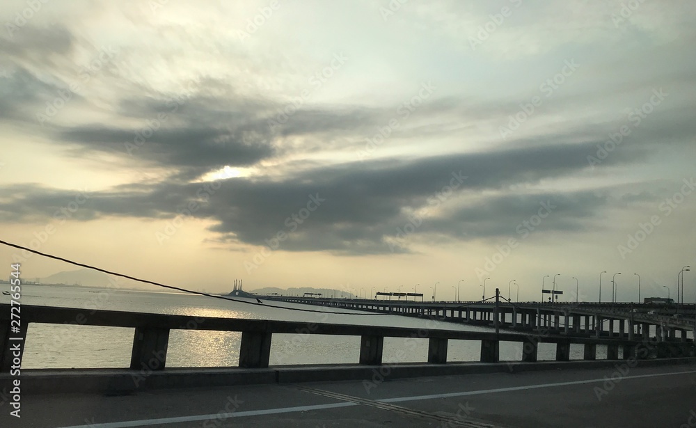 Endlose Brücke über den Ozean in Penang, Malaysia