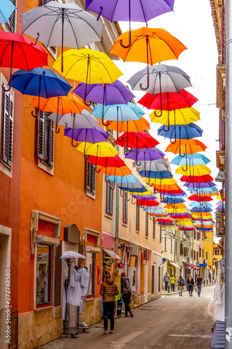 Einkaufszone Novigrad mit Schirmen, Kroatien © Comofoto