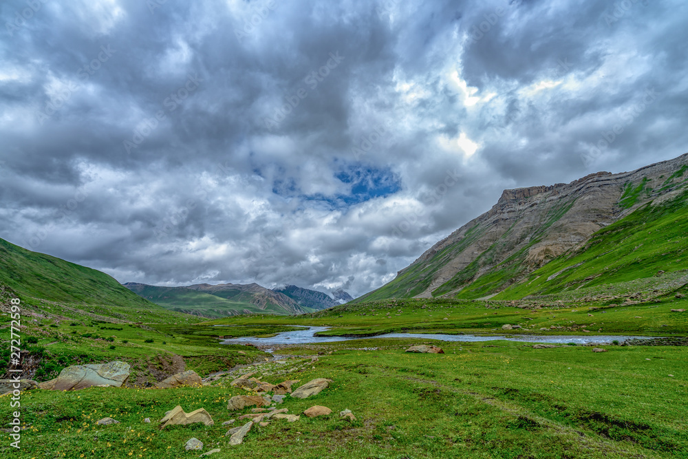 Obraz premium River in beautiful mountain view Kashmir state, India