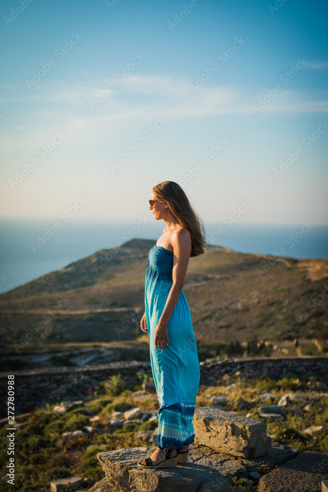 Frau genießt die Freiheit und den Sonnenuntergang auf Paros - Kykladen in Griechenland