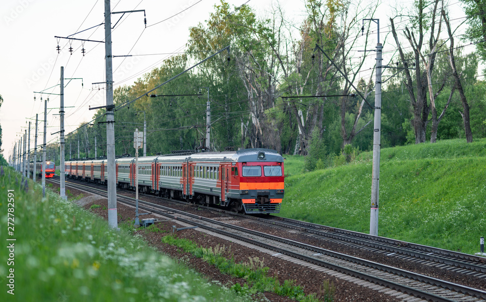 Fototapeta premium przejażdżki pociągiem pasażerskim wieczorem