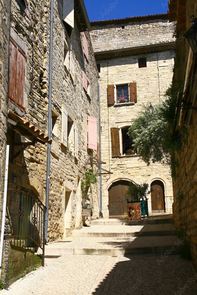 une ruelle de Barjac, village dans le Gard