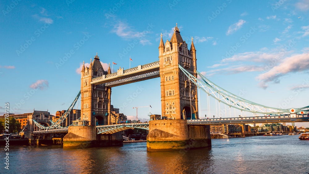 Fototapeta premium Tower Bridge in London illuminated by the setting sun
