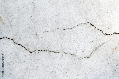 Crack on cement floor - Crepa su pavimento di cemento
