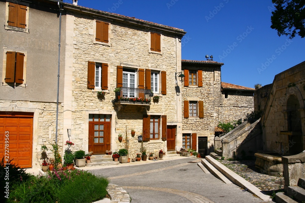 une rue dans Barjac, village du Gard