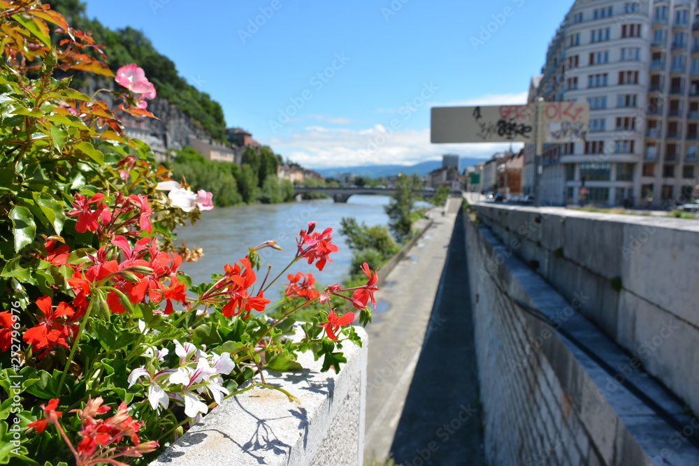 Grenoble, juin 2019, voie sur berge fermée, risque d’inondation