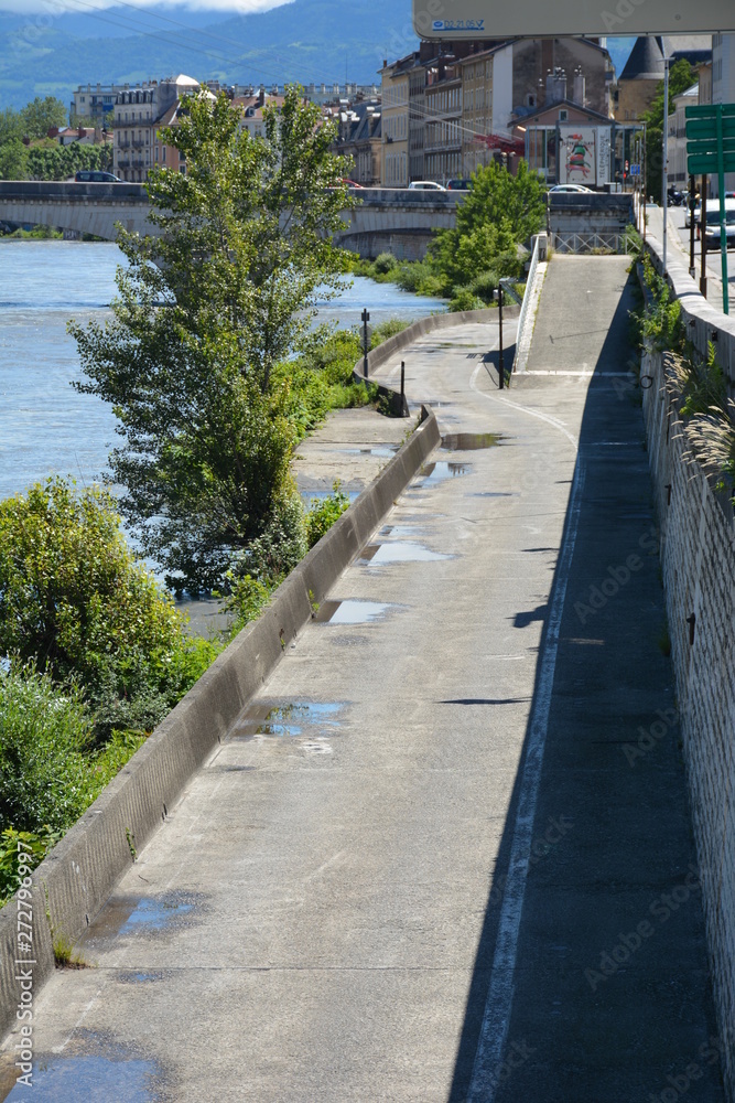 Grenoble, juin 2019, voie sur berge fermée, risque d’inondation