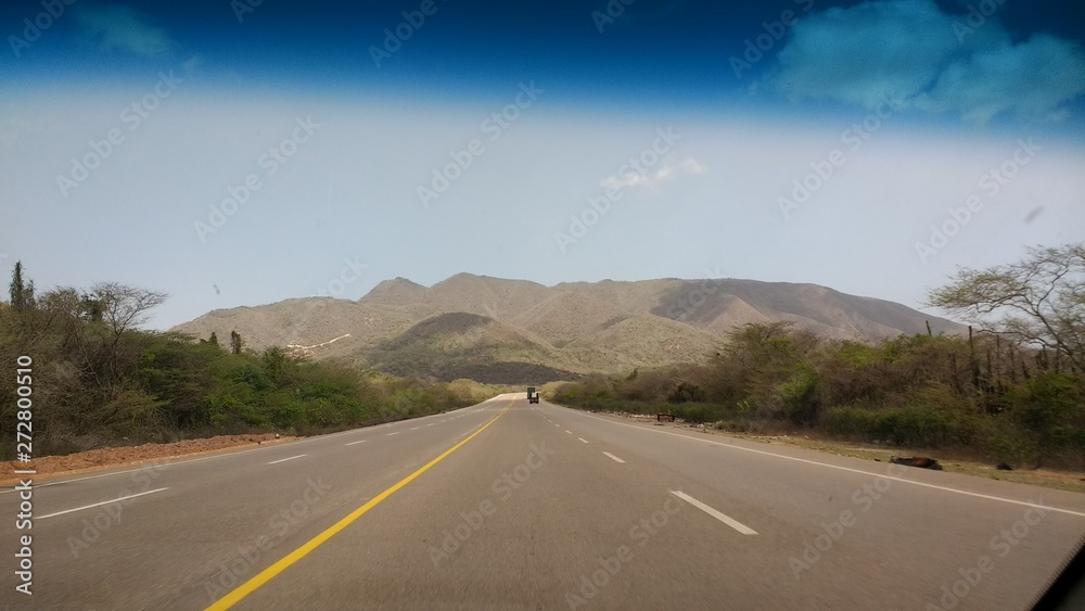 Naklejka premium road in mountains