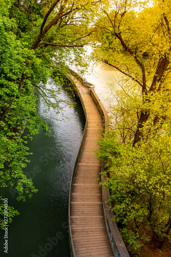 Holzbrücke in München über Fluss Isar, Lebensweg Zukunft Ziel erreichen