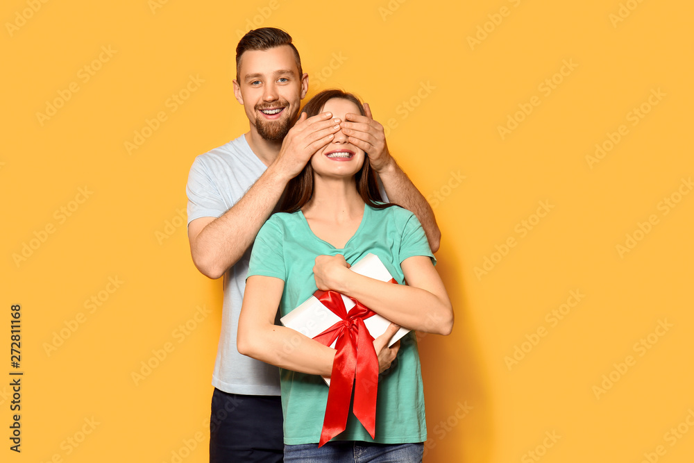 Obraz premium Young man greeting his girlfriend on color background