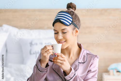 Beautiful young woman drink...