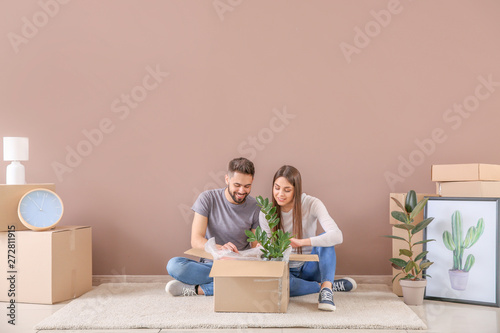 Young couple unpacking belo...