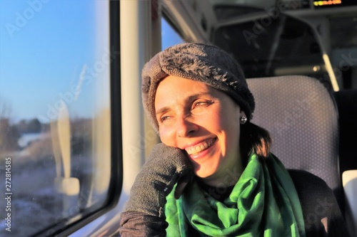 viajando feliz en tren
