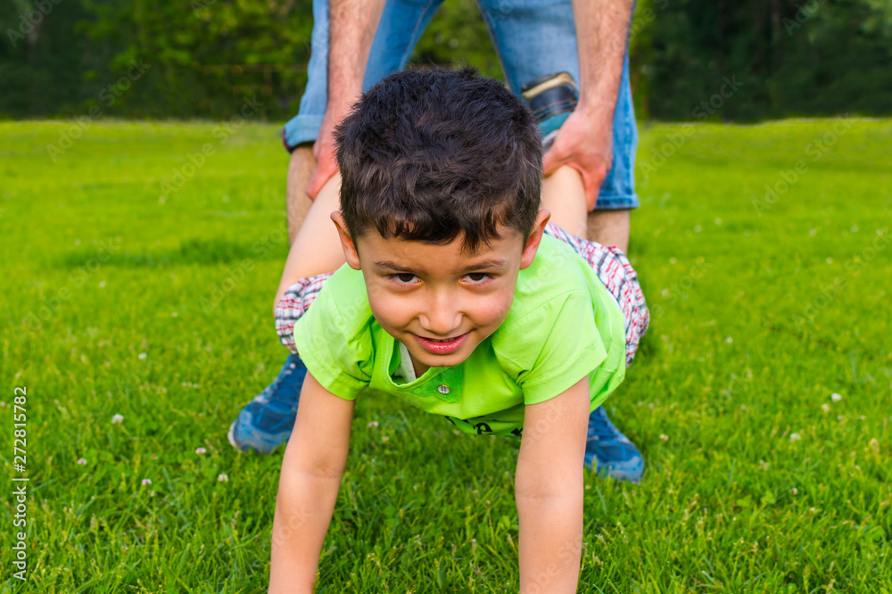 Obraz premium dad and son have a good time in the Park