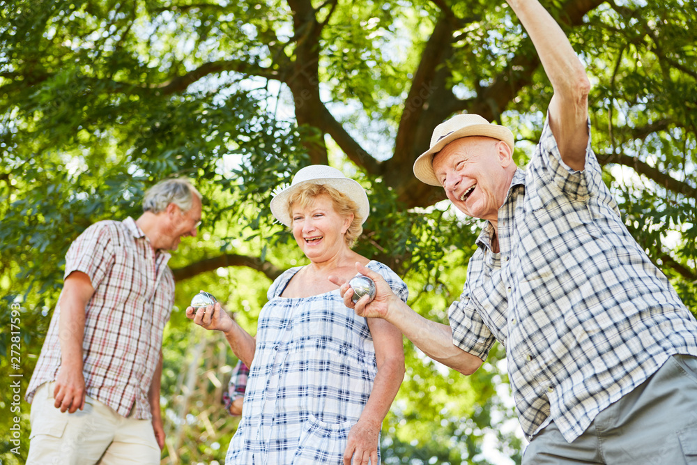 Fototapeta premium Grupa seniorów bawi się grając w bocce