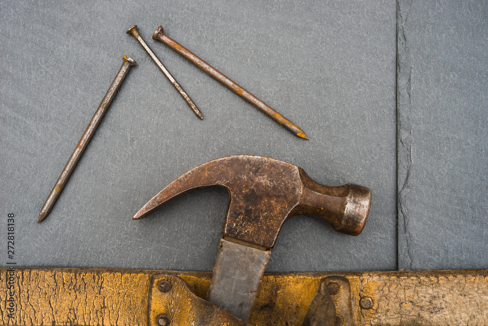 Dachdecker Hammer und Nägel im Detail auf Naturschiefer mit Textfreiraum  Stock-Foto | Adobe Stock