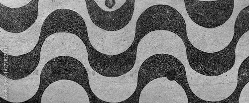 Photo Black and white render of empty sidewalk boulevard wave pattern of cobblestones of Copacabana beach at early morning sunrise in Rio de Janeiro