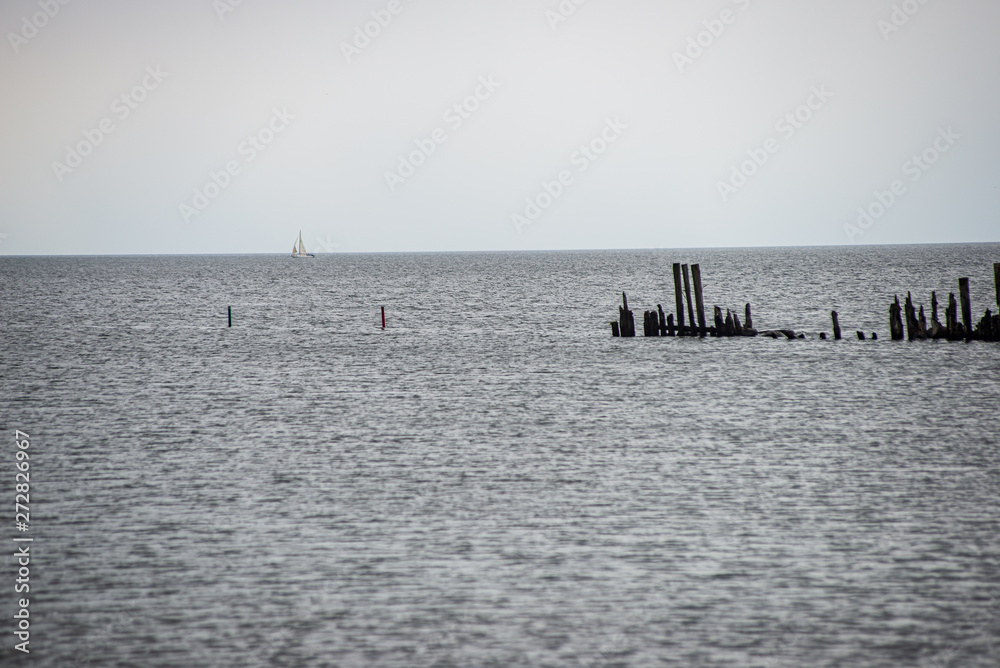 Naklejka premium empty white sand beach with no people