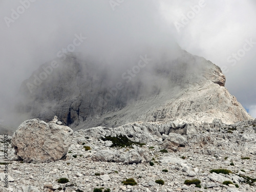 cime dolomitica immersa nella nebbia in estate