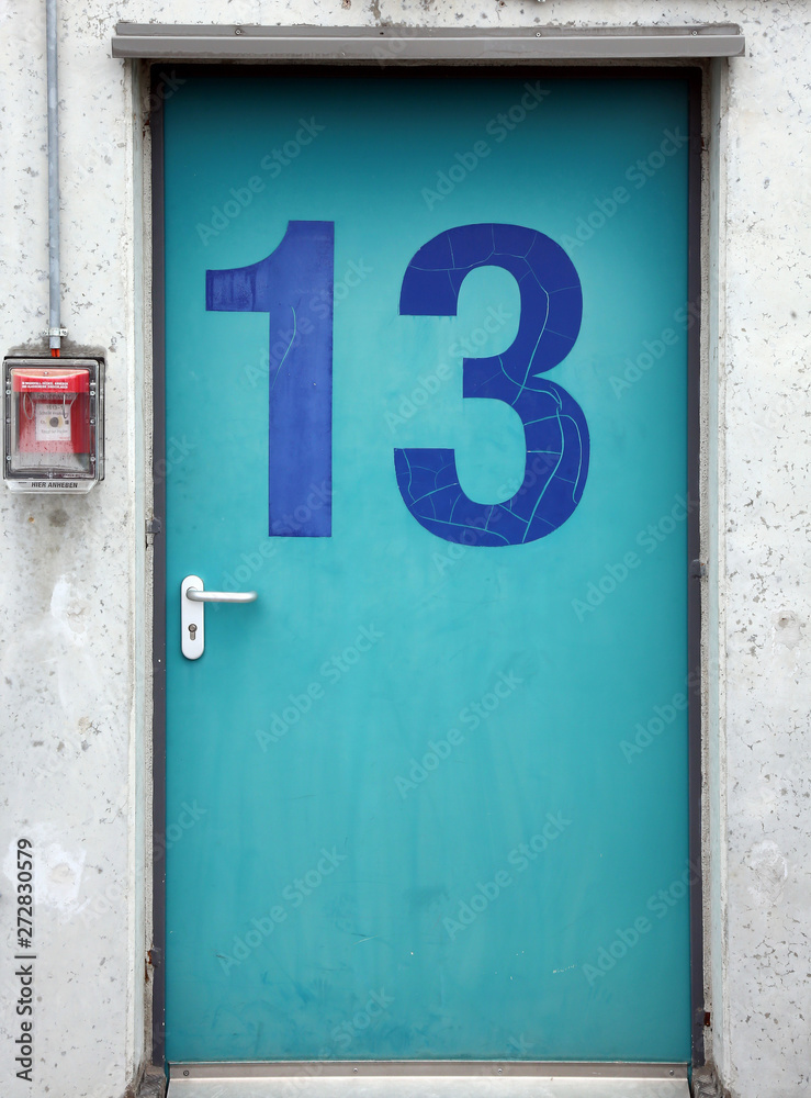 Fototapeta premium Tür mit Zahl 13