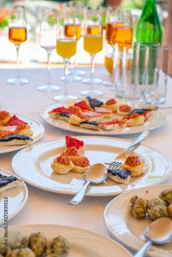 Welcome buffet with canapés and drinks during a ceremony. Welcome buffet with canapés and drinks during a ceremony.