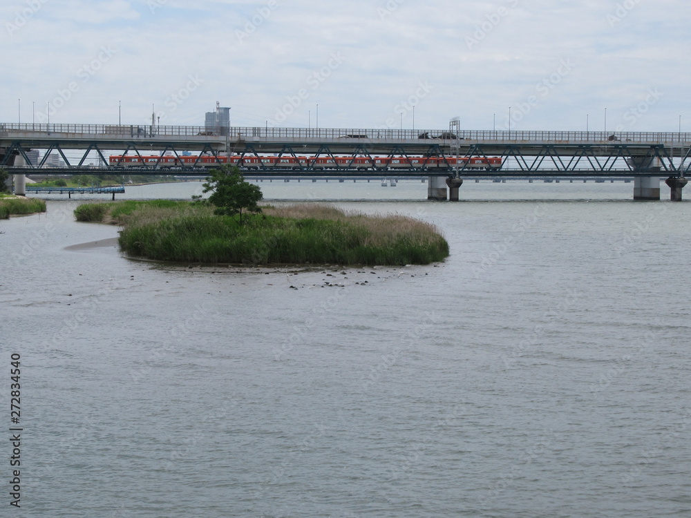 梅雨入り前のお昼時、淀川に架かる鉄橋を通過する阪神電車