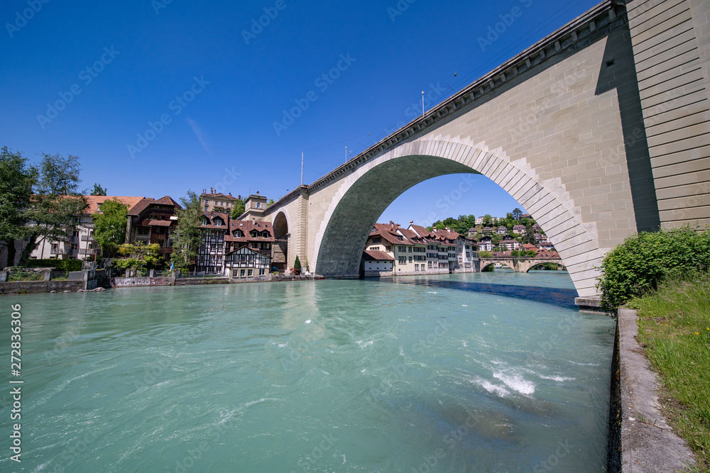 Naklejka premium Berner Altstadt mir Aare und Nydeggbrücke
