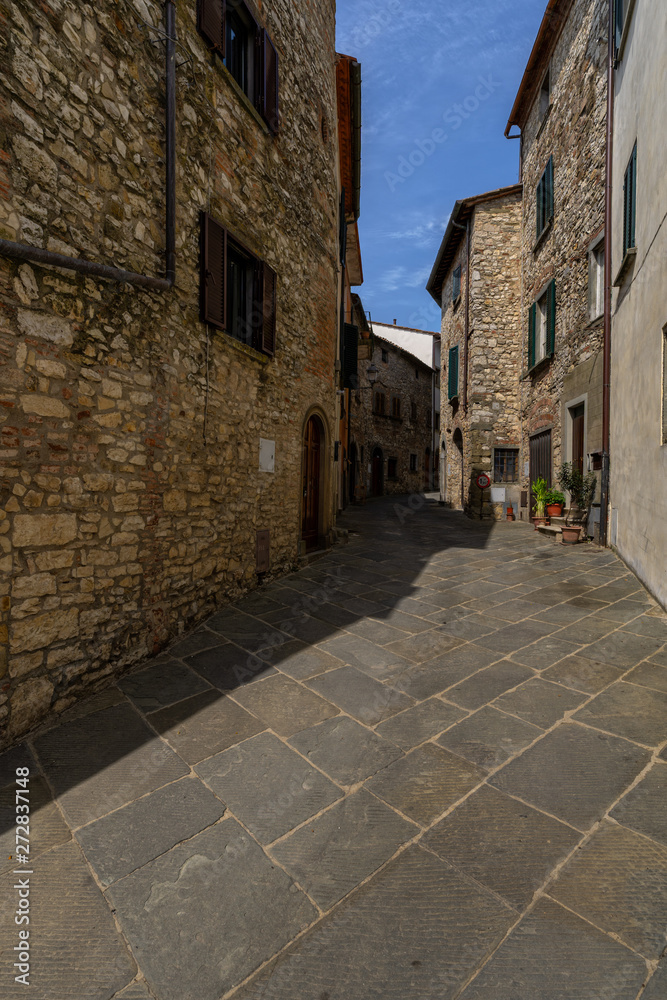 Naklejka premium Old alley in Tuscany Italy
