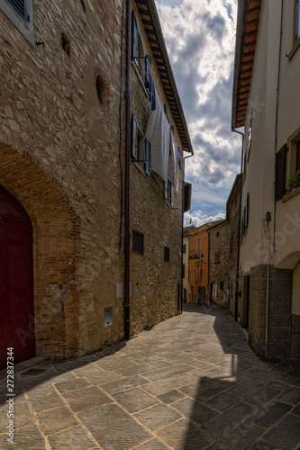 Fototapeta Naklejka Na Ścianę i Meble -  Old alley in Tuscany Italy