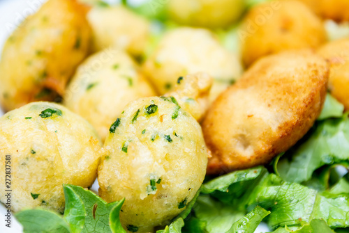 Obraz na płótnie Cod cakes and patties w salonie