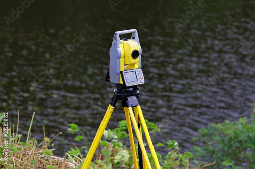 Obraz na płótnie The total station is installed on a tripod w salonie