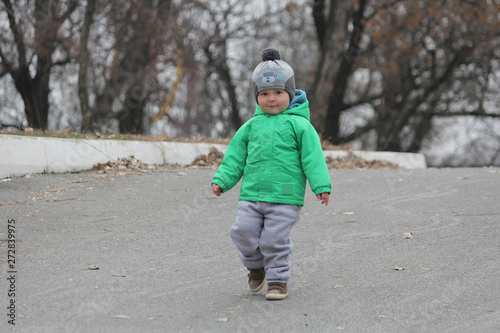 Fototapeta Naklejka Na Ścianę i Meble -  Cute child walking in the park with good air for the kid.