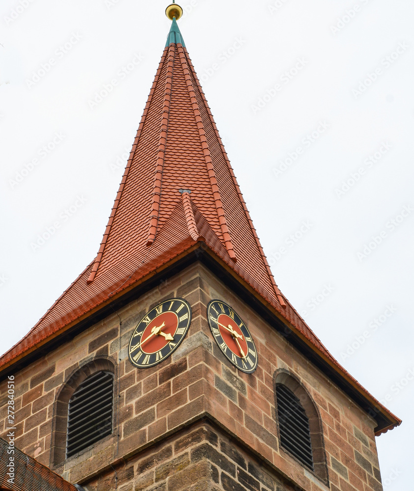 Turm der Wehrkirche mit Turmuhr