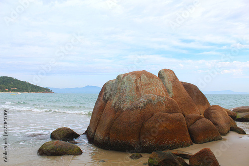 Mar e rochas da Praia da Lagoinha do Norte, cidade de Florianópolis, estado de Santa Catarina, Brasil