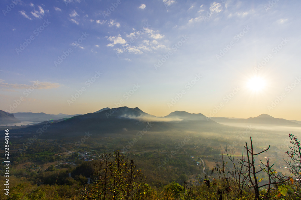 Obraz premium Beautiful sunrise and fog in Phu Thok Chiang Khan District, Loei Province, Thailand.