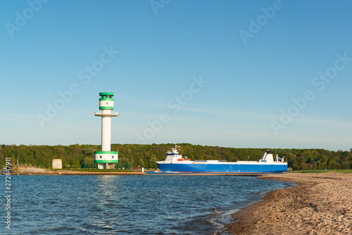 Am späten Nachmittag verläßt die Color Carrier wieder die Kieler Förde in Richtung norwegischer Hauptstadt Oslo, Dabei passiert sie die Friedrichsorter Enge am Leuchtturm vorbei und Laboe. photo