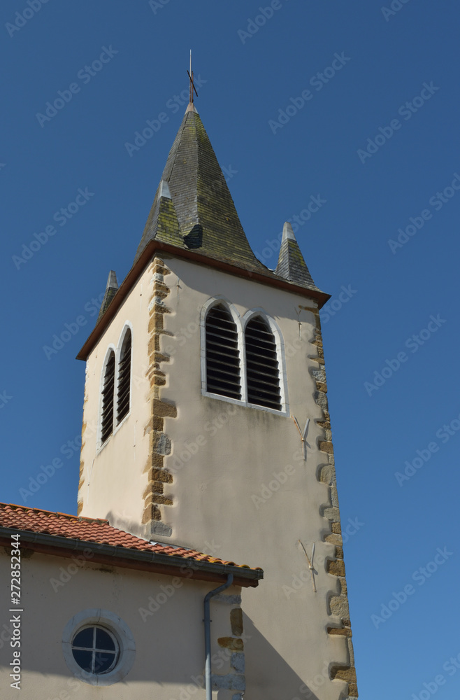 Clocher du village de Nabas dans les Pyrénées Atlantiques en Béarn