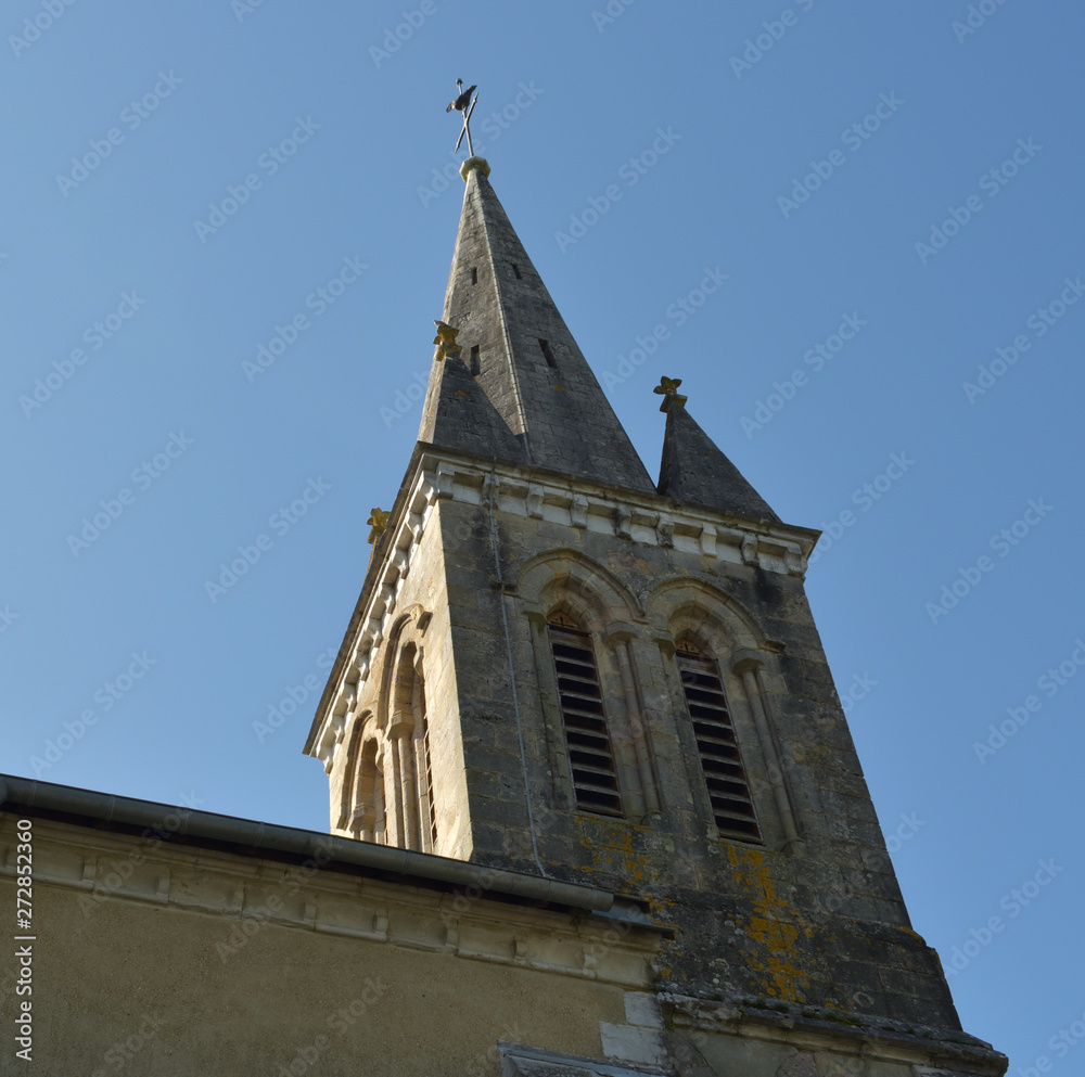 Fototapeta premium Clocher du village de Rivehaute dans les Pyrénées Atlantiques en Béarn