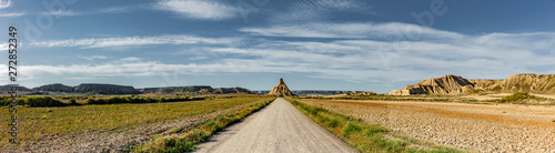 Strasse ind der Halbwüste Bardenas Reales