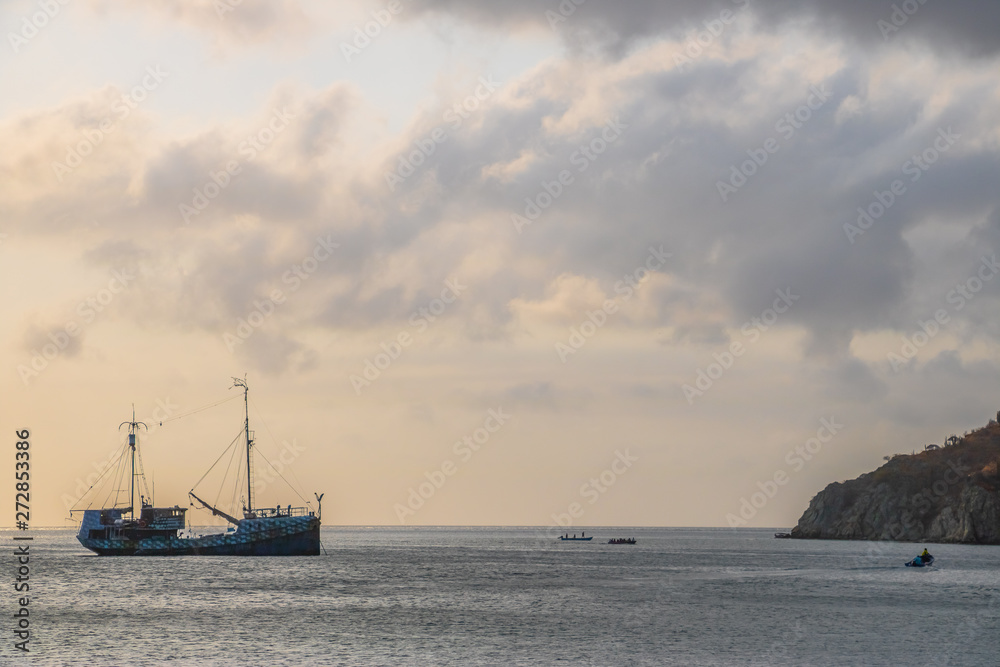 Schiffskutter vor Küste Karibik Schiff im Meer am fischen