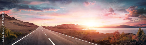 Fotografia Road Trip - Scenic Landscape With Highway At Sunrise