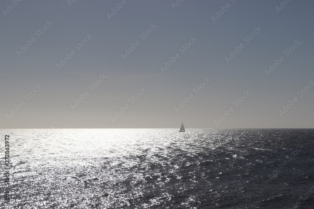 Segelboot auf dem offenen Meer