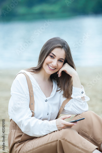 Foto Girl outdoors texting on her mobile phone