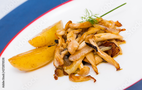 Fried oyster mushrooms with potatoes