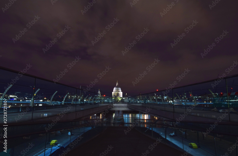 Fototapeta premium St Pauls and Millenium Bridge